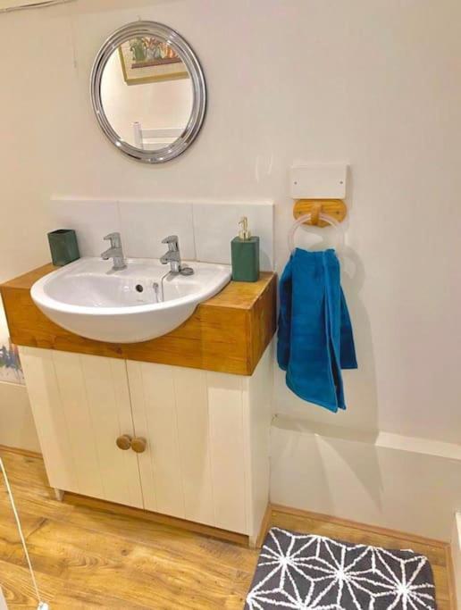 Traveller'S Rest - Cosy Cottage In Heart Of Wilton ساليزبري المظهر الخارجي الصورة